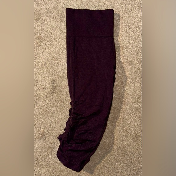 Lululemon Women’s Rise & Flow Cropped Leggings. Size 6. - Picture 4 of 4